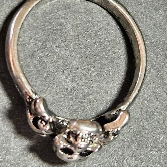 *Sale* 18KRGP three skulls ring - Picture 9 of 11